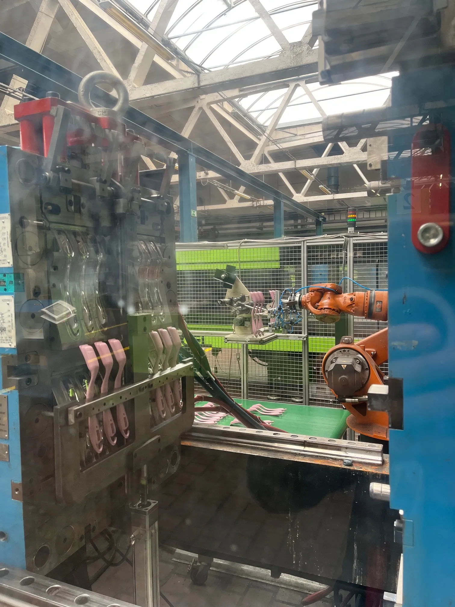 Robotické odebírání kartáčků z 2K formy
